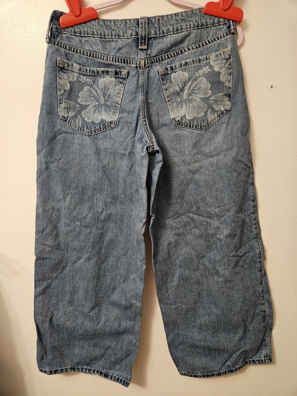 Hollister NWOT Blue Low-Rise Super Baggy Jeans With Back Pocket Floral Design